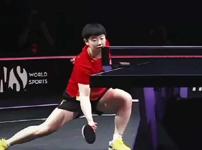如果昨晚莎莎摔倒了，后果真的不敢想啊！好不容易不用担心球台了，这横滨又整出个地胶