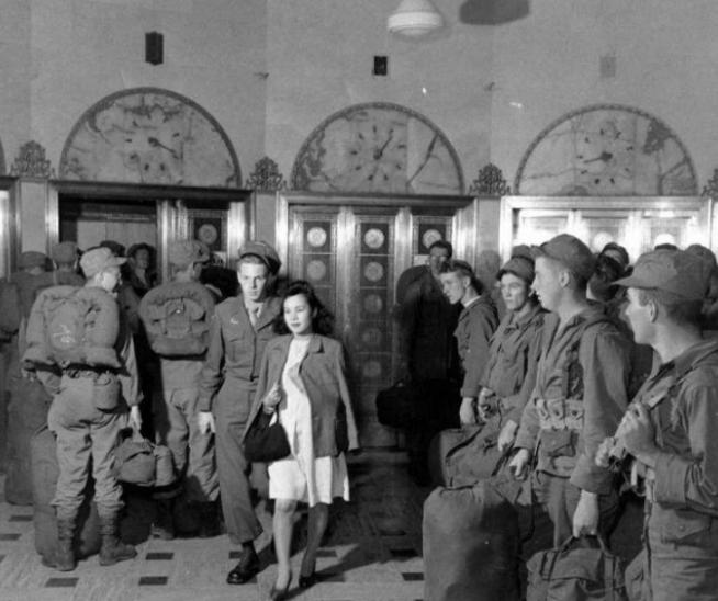 1946年3月27日，日本东京，日本“脚夫”运载美国女兵后，美军女兵脸上露出了满