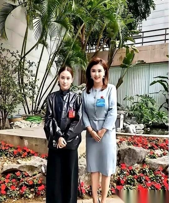 讲真，能站在何超莲旁边，气场还一点没输的，真不多见。左边是公认的精致，是那种挑