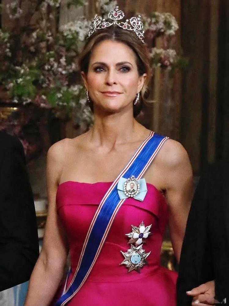 瑞典王室🇸🇪爱德华七世送给侄女瑞典王储妃玛格丽特的礼物，👑红宝石王冠是为
