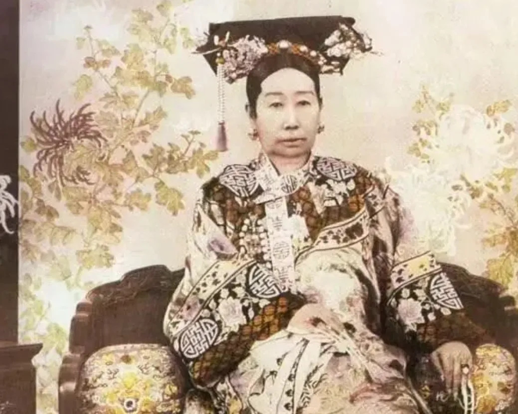 慈禧每次洗澡后，只留李莲英一人伺候。而房间里不时传出喊痛，一位小宫女偷掀帘子，这