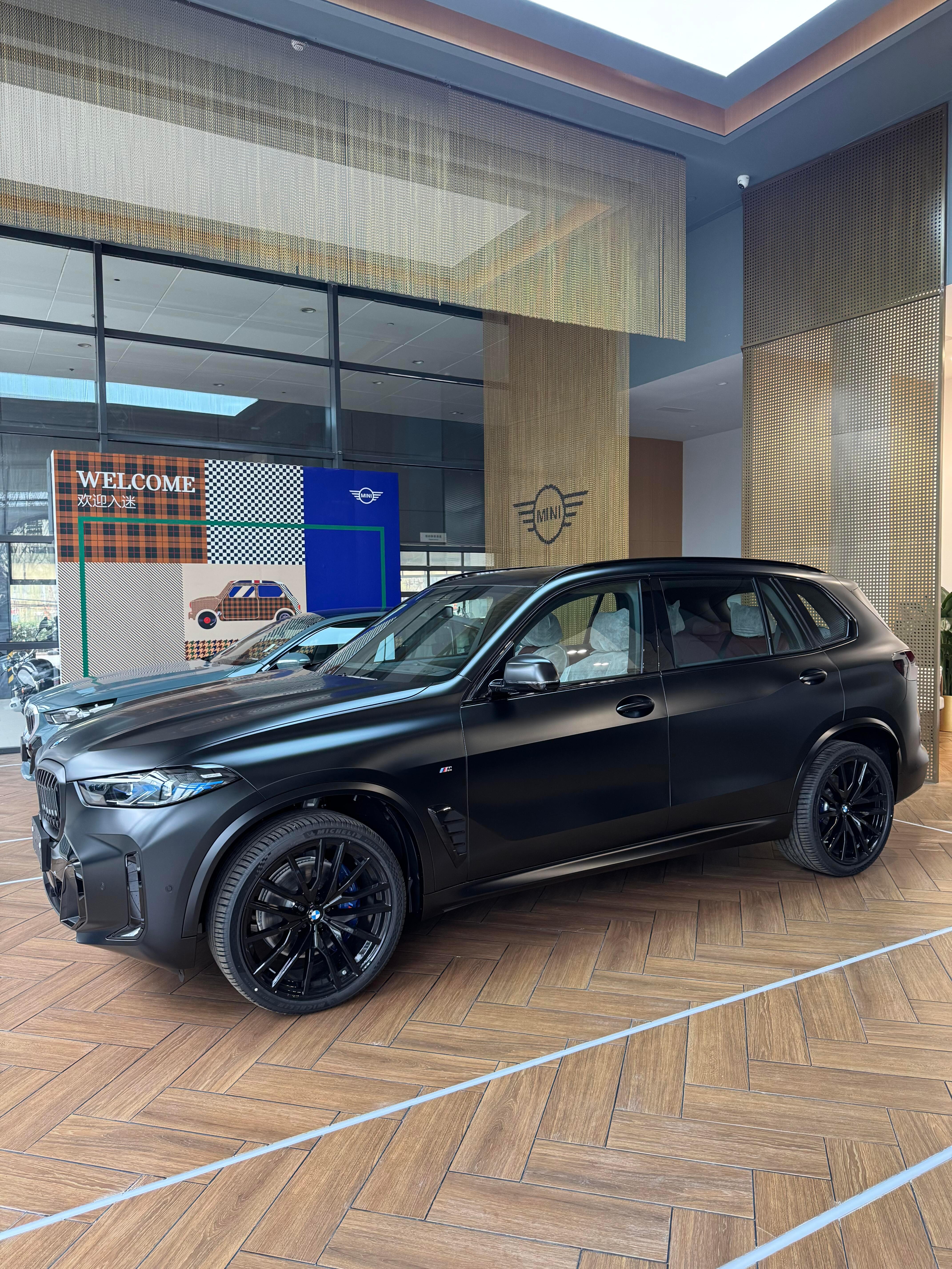 宝马X5马年限定版到店指导价68.8万全款优惠7万68.8-7=61.8万裸