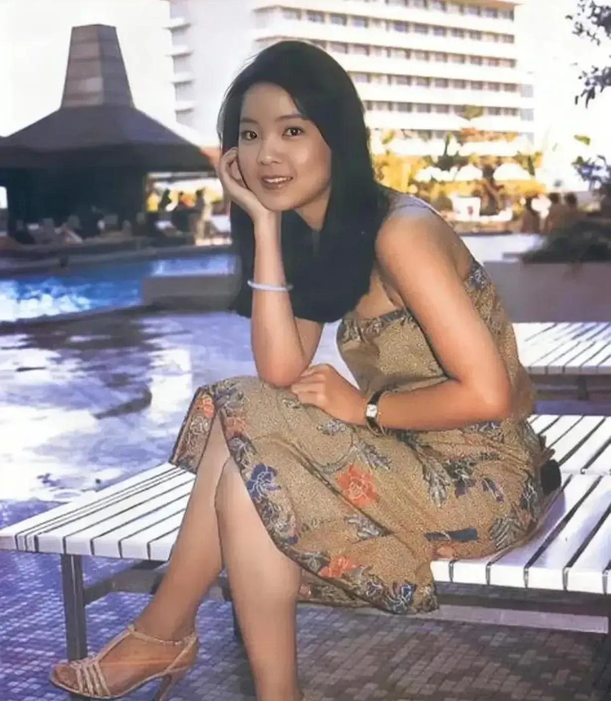 这张照片拍摄于1978年，中国台湾女歌手邓丽君在马来西亚的留影。那时候的她才25