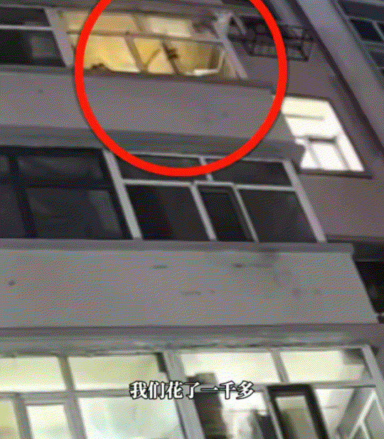 黑龙江，一名男子家人在路上行走时，险些被楼上高空抛下的垃圾砸到，可当时只是厉声谴