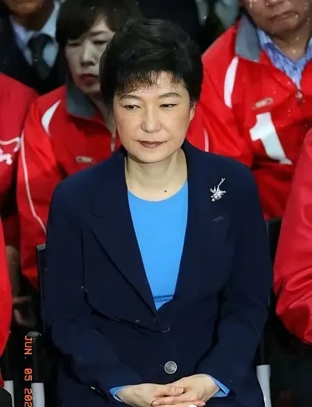 朴槿惠怎么了，让人大跌眼镜！万万没想到，一个曾被无数人敬