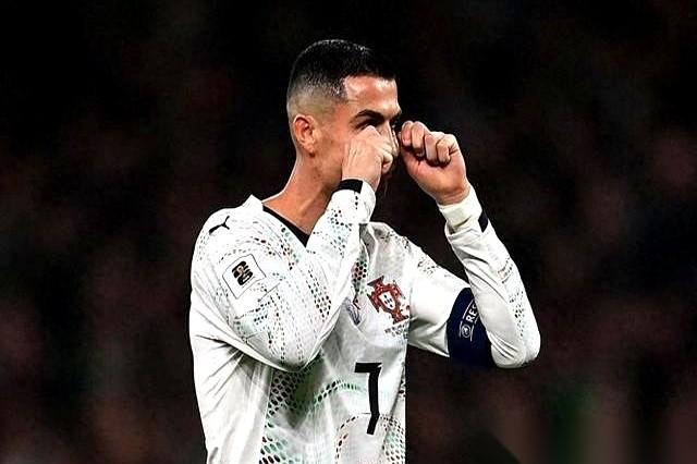 一个肘击，C罗就这么被红牌罚下去了。我盯着屏幕，说实话，有点懵。那一下，不像