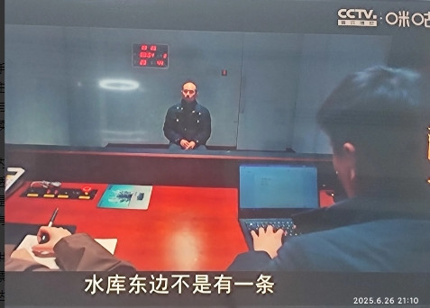 《以法之名》中，乔振兴的手机出现了，是一个人给说捡到后交到二手店里的，发现手机信