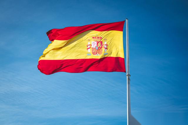 谁能想到啊，在西班牙当个所谓的“中产”，日子过得可能还不如咱们国内二线城市。好多