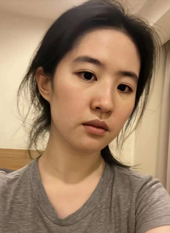 我问了在做化妆师的朋友，刘亦菲的素颜真的那么好吗？朋友放下手中的粉扑，笑着说