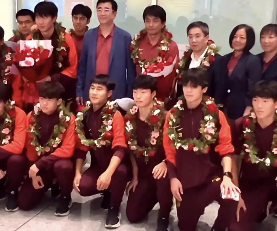 U17国少队这次回国，足协主席宋凯亲自接机，排面规格直接拉满U17国少队这次