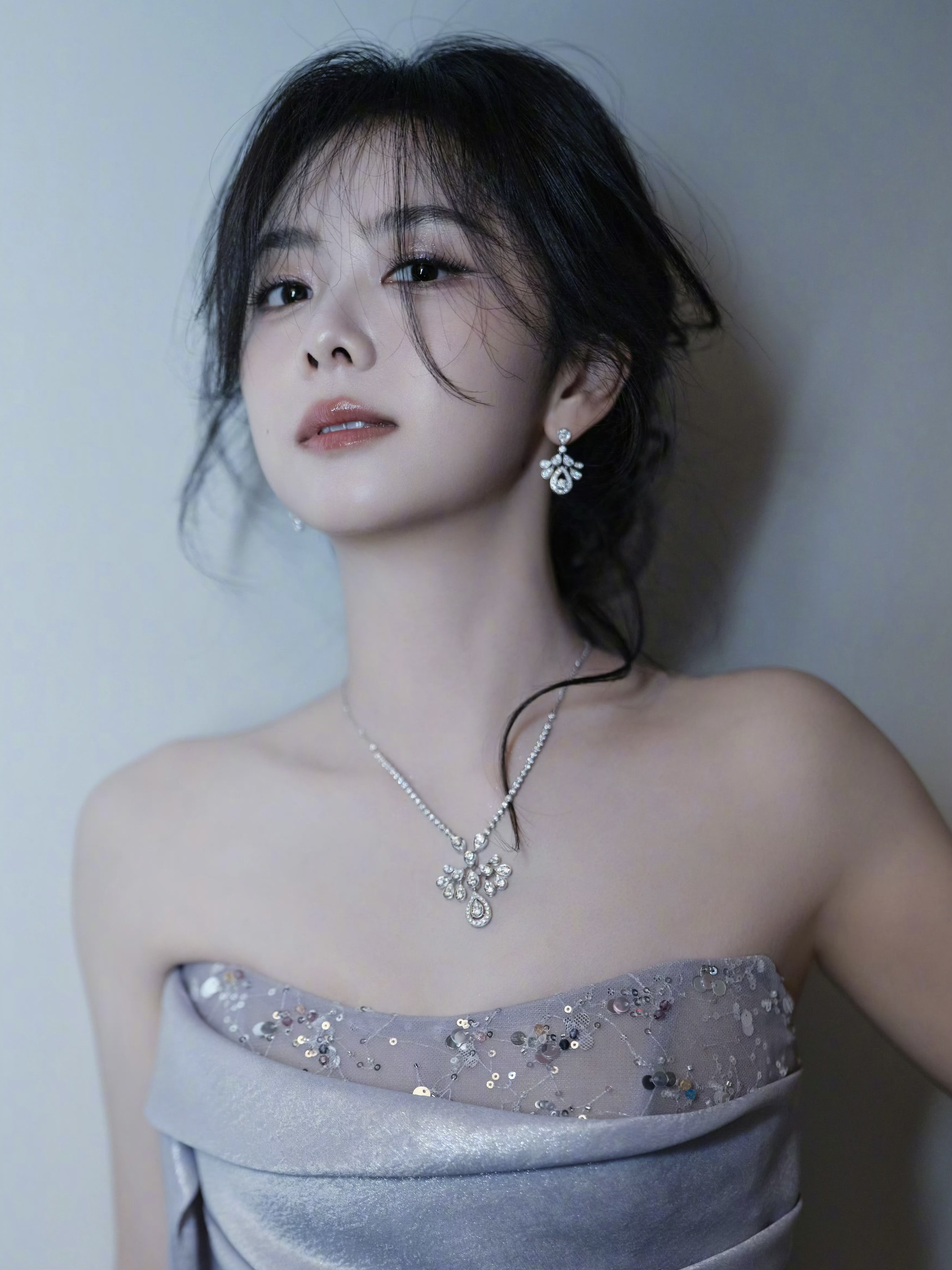谭松韵｜2026腾讯视频年度发布会昨天的美丽造型分享，谭松韵身穿抹胸修身礼裙，佩