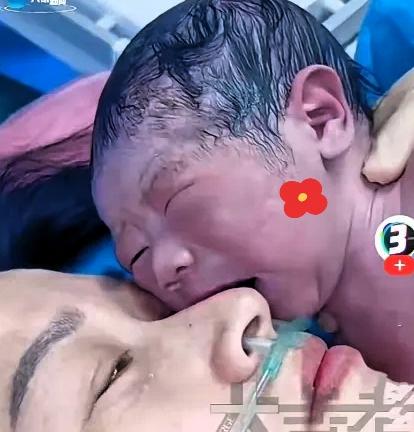 新生儿的安全感，真的只认妈妈这独一份的专属信号！山东一位新手妈妈刚生下的宝宝，离
