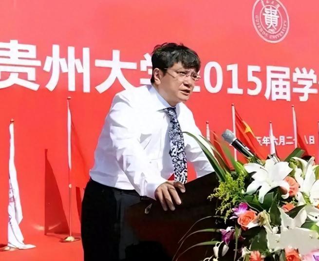 2012年，郑强刚坐上贵州大学校长的位置，没忙着开会表态，而是在校园里转了一圈后
