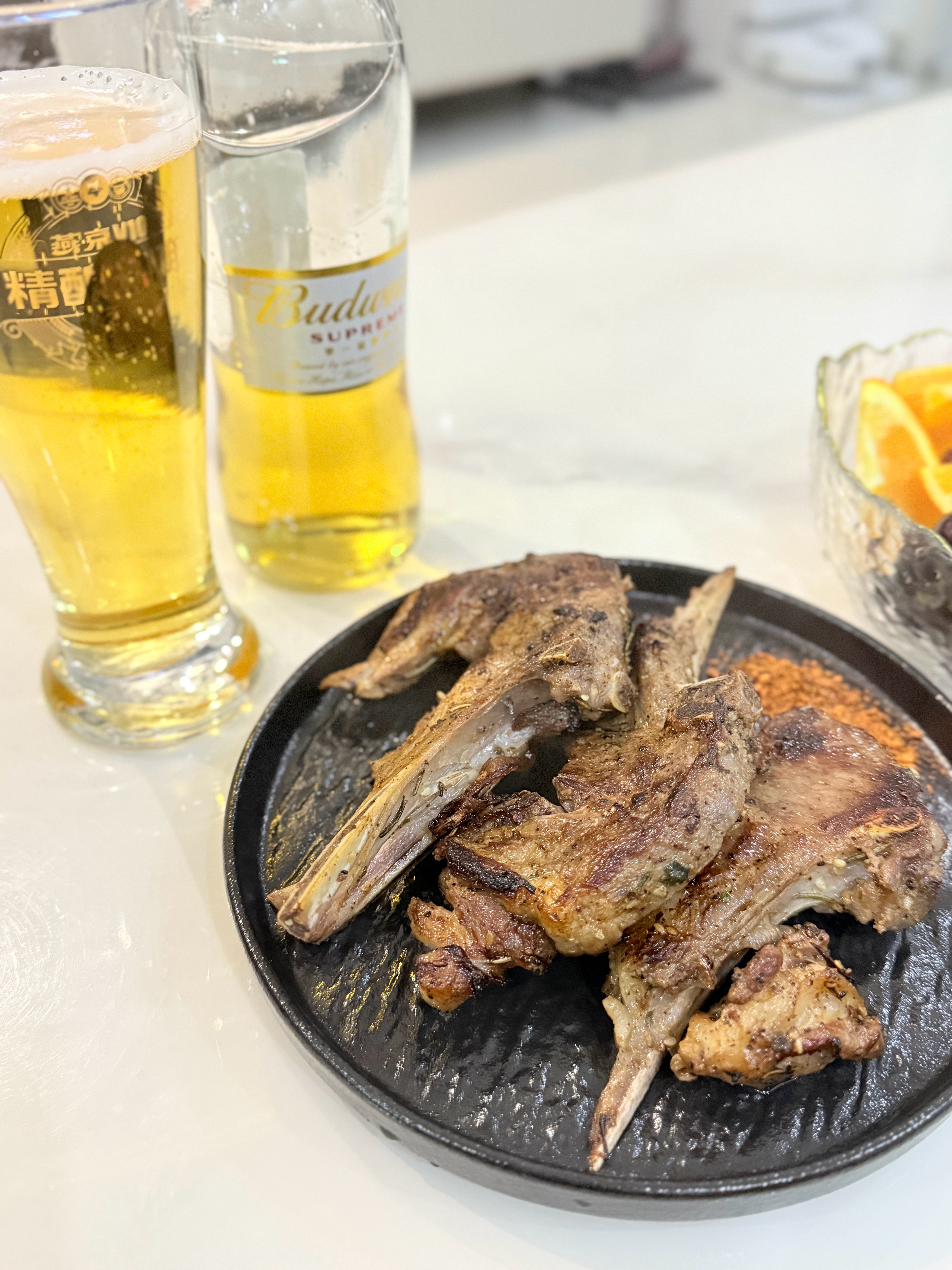 每到半夜，肚子比脑子更诚实这一盘烤羊排、一扎啤酒，就是对今天最好的交代