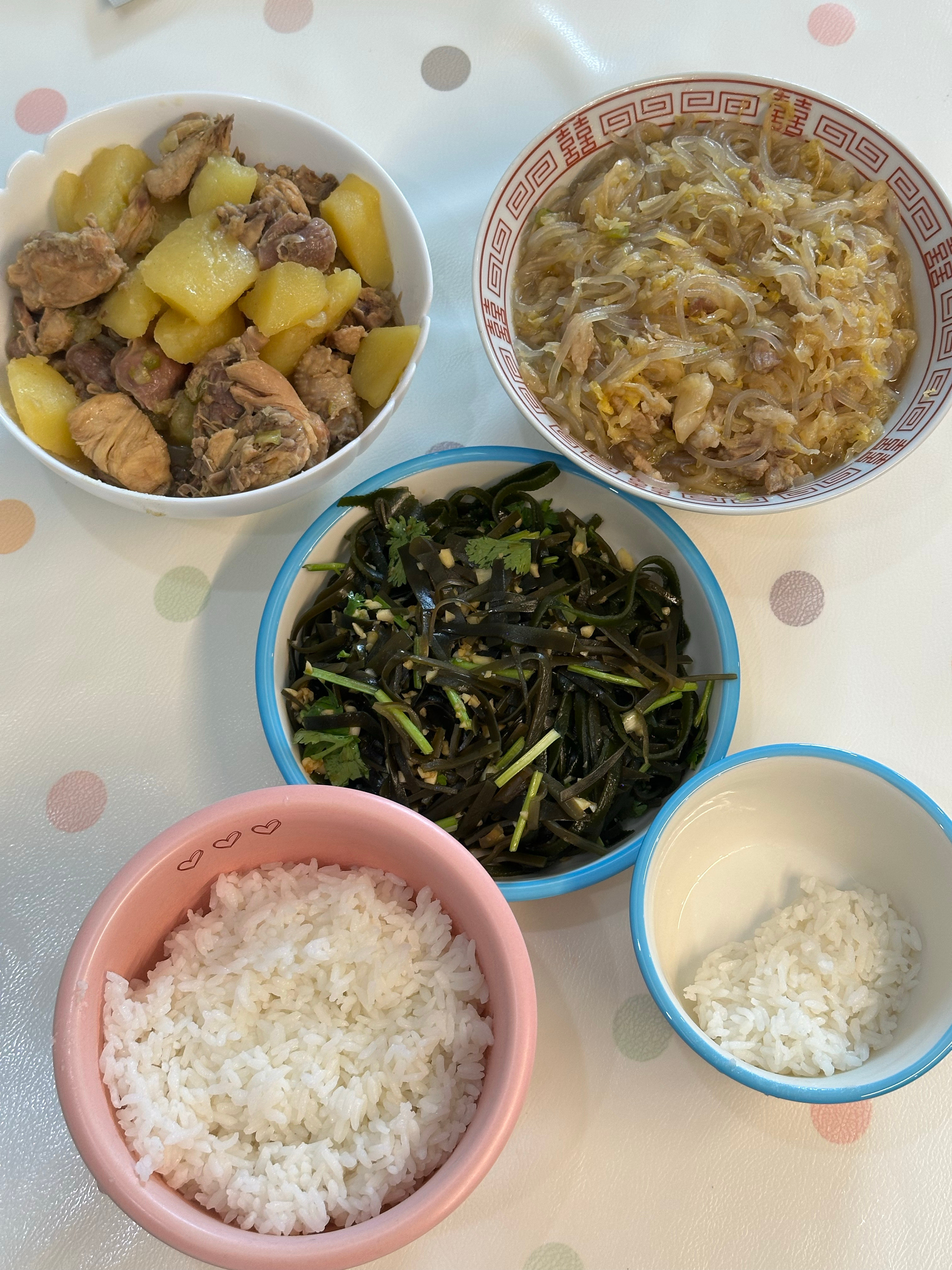吃饭，土豆烧鸡块，渍菜粉，凉拌海带。小虾的大米饭是我的十倍。