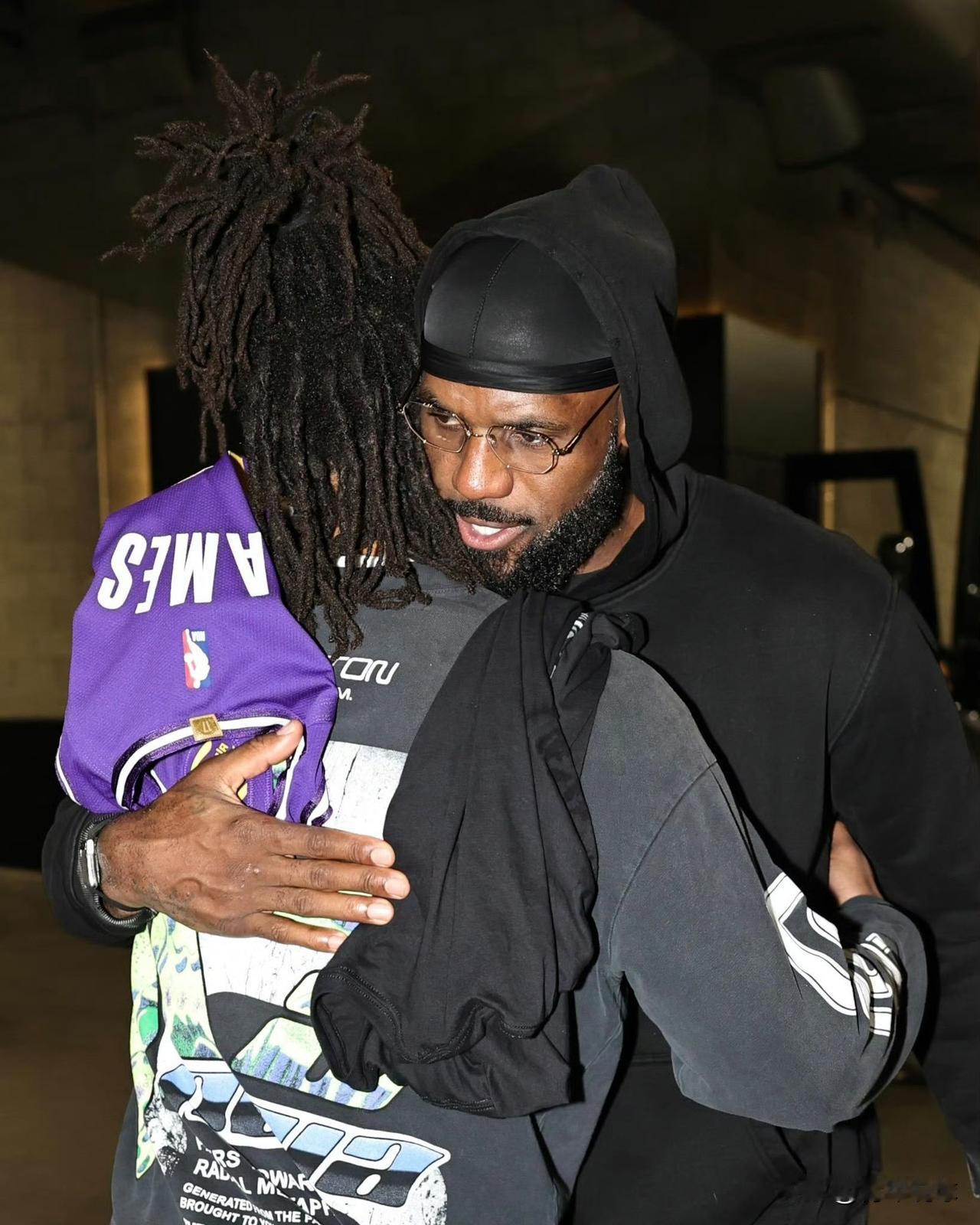 卡斯尔圆梦了！赛后，马刺队新星卡斯尔收到了来自偶像詹姆斯的签名球衣，两人在更