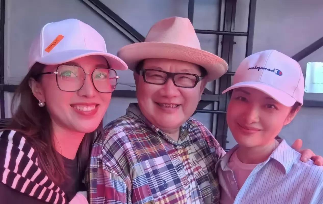 三位主持大咖！2014年拍的老照片，右一是曾经央视的台柱子，央视最美主持人，现年