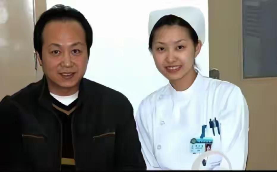 这是一张珍贵的照片，他是中央主持天花板级别的才子，声音很特别，可惜48岁去世，你