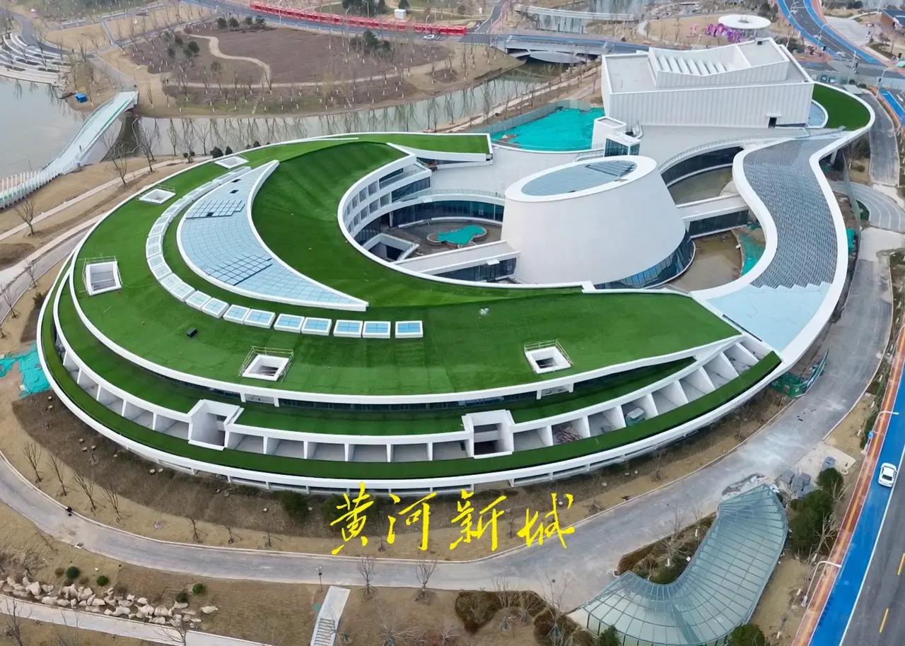 济南鹊山生态文化园内的鸿居酒店快建完了，预计下半年开始营业，可惜不是悦榕庄酒店。