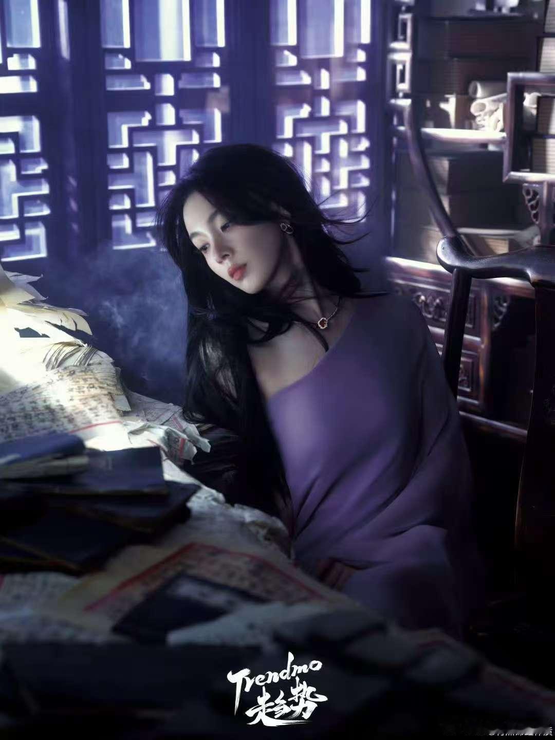 陈瑶国风造型有聊斋那味了陈瑶的眼尾红调藏着温柔，水墨国风造型透着神秘，聊斋那味