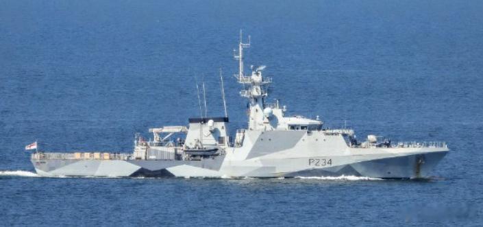 6月18日，英国“斯佩”号（HMSSpey）近岸巡逻舰过航台湾海峡。这艘破舰基