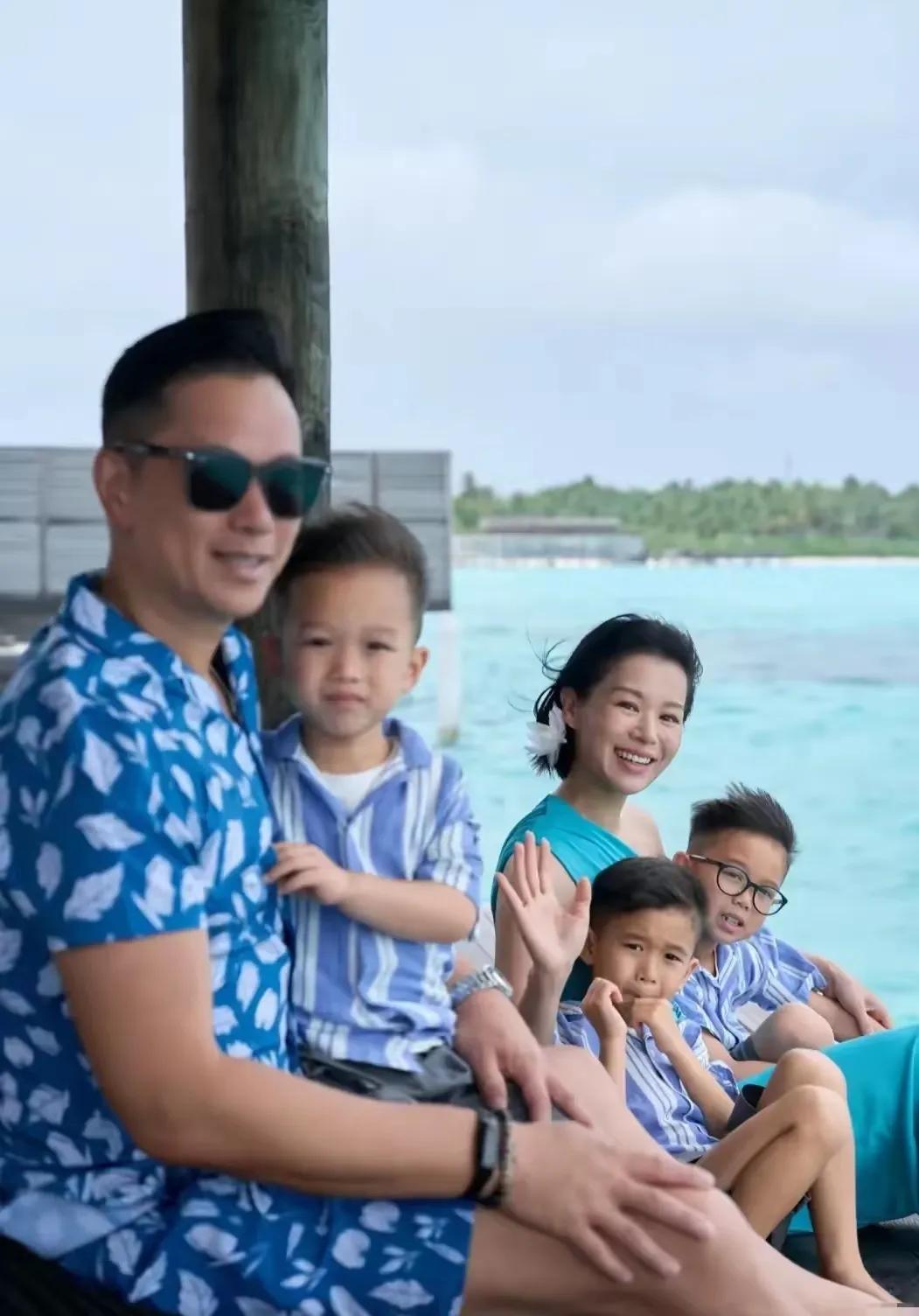 被胡杏儿一家的度假照狠狠治愈了🌊胡杏儿晒出一家在马尔代夫度假的照片，这氛