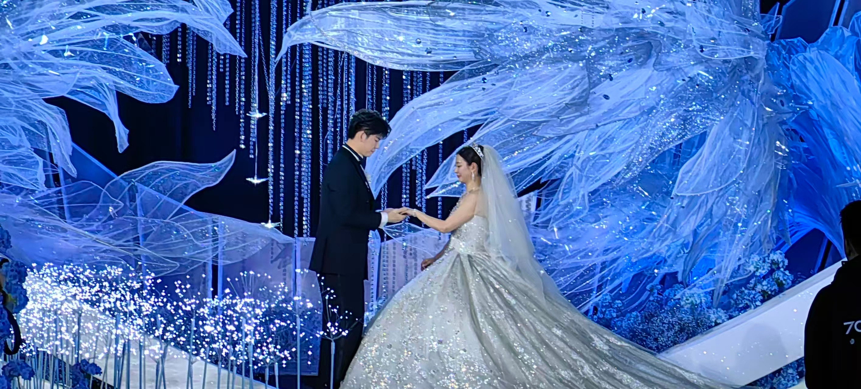 你是我的命中注定！体坛情侣刘雨辰黄雅琼婚礼现场浪漫图释出～有梦幻的羽球氛围，有众