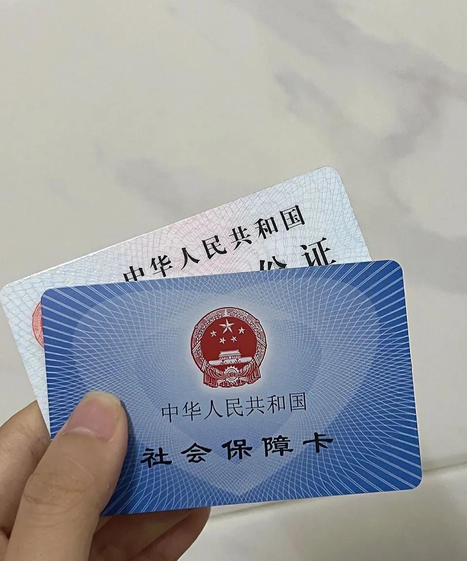 今天下午，我去银行领取我父亲的退休金，我父亲每月的退休金是3340多元，我在取款