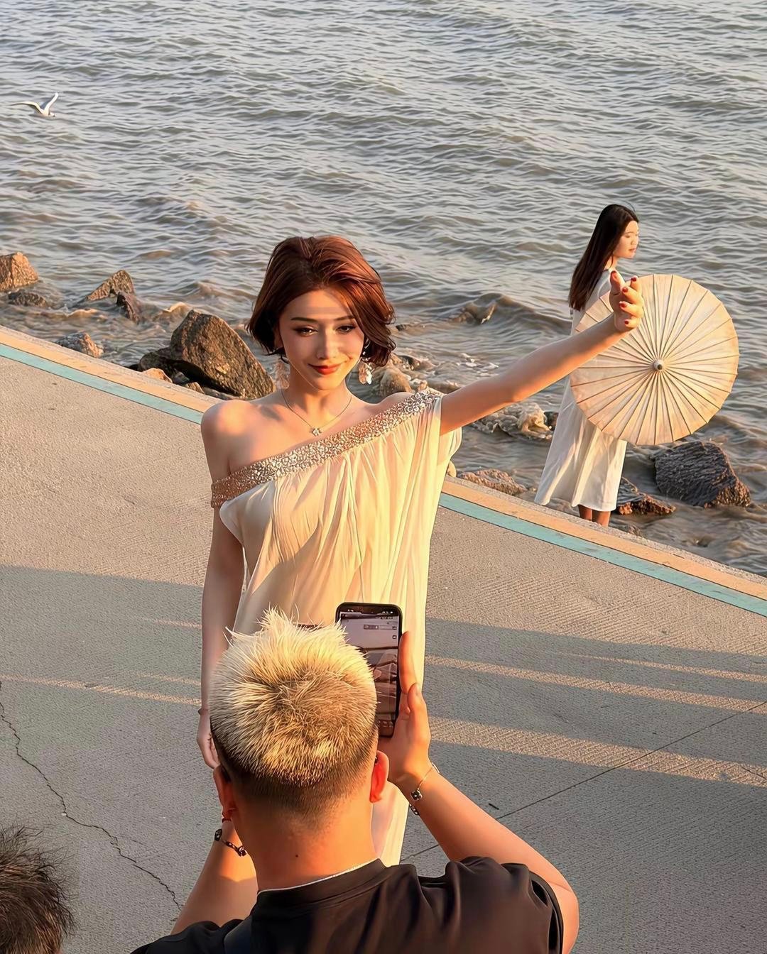 还是没看明白这个衣服到底怎么挂稳的