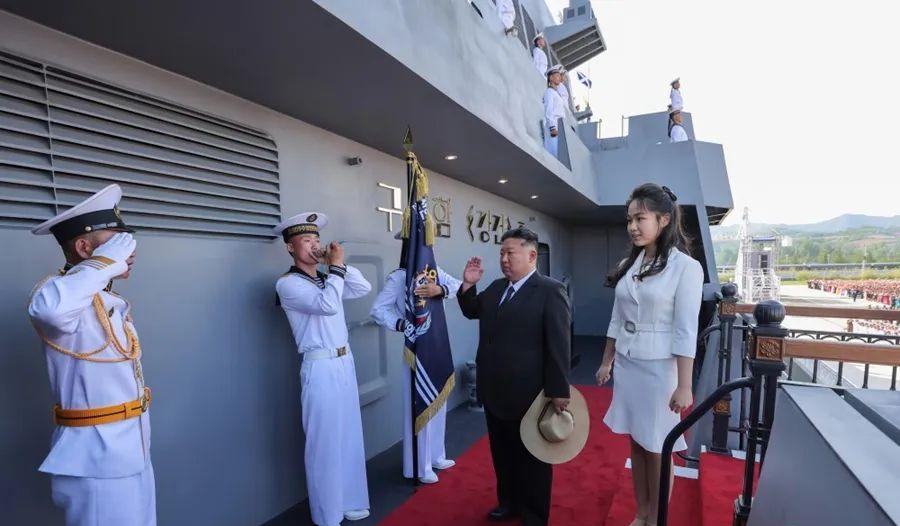 金正恩“心爱的女儿”今年多大了？6月12日金正恩携女儿金主爱出席朝鲜新型驱逐
