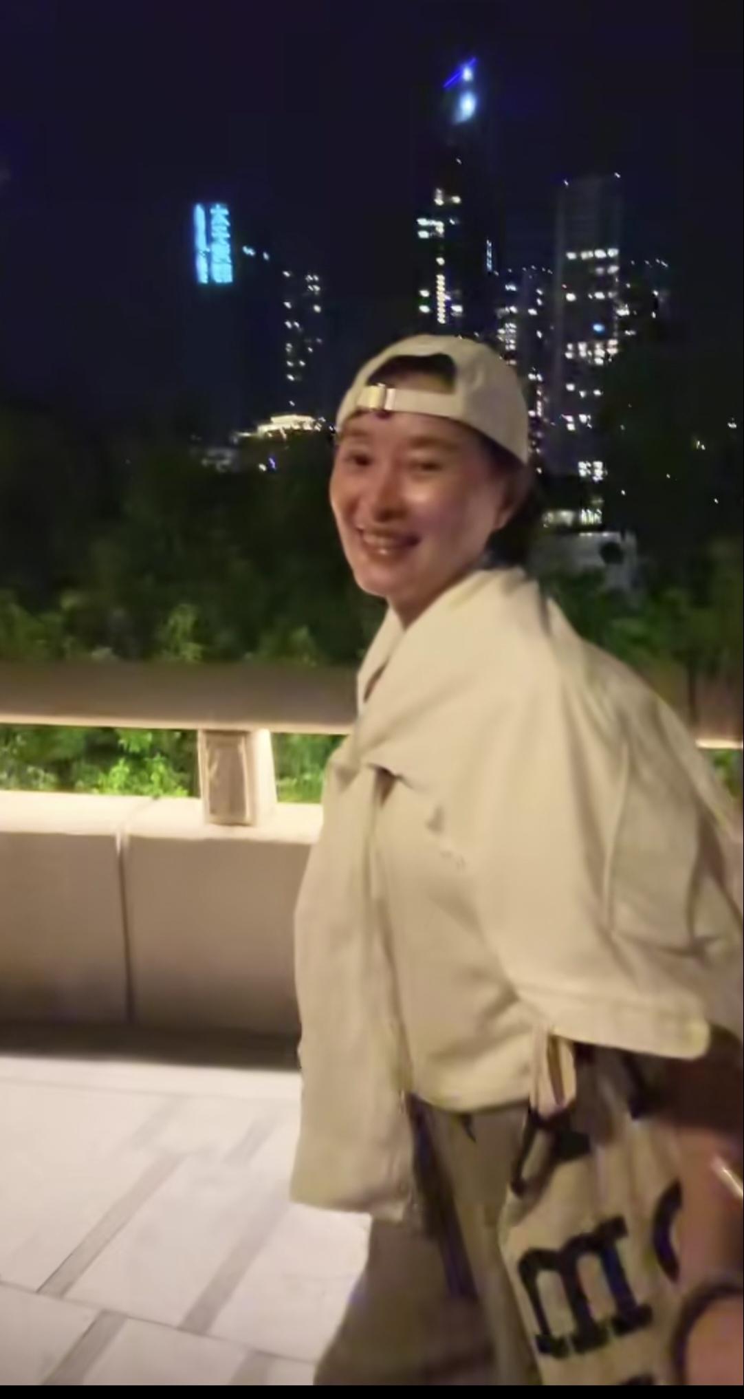 夜景衬托下，吴越像个调皮丫头片子！边走边跳，看的我都心情大好。