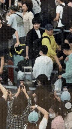 莎莎就是大头的解药。无论大头多郁闷，只要看到莎莎，心情就好起来。你看，大头失去冠