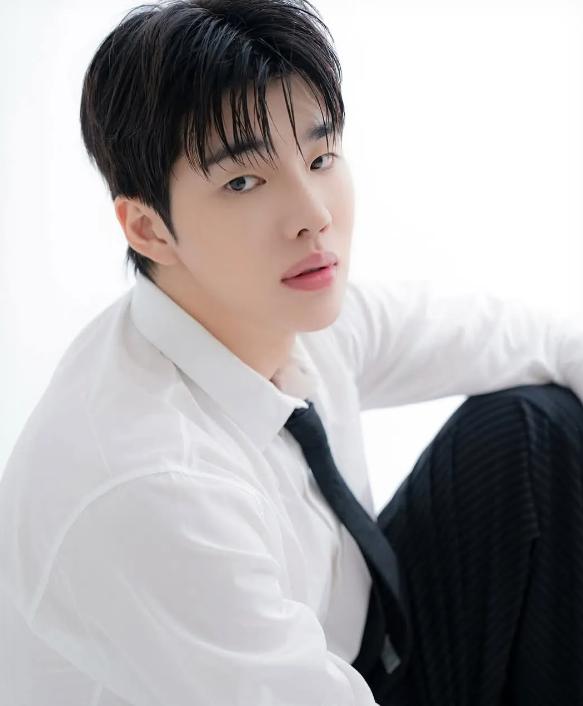 最近有个话题挺有意思，韩国哥们儿发出灵魂拷问：你们中国男人出门都不捯饬一下吗？在