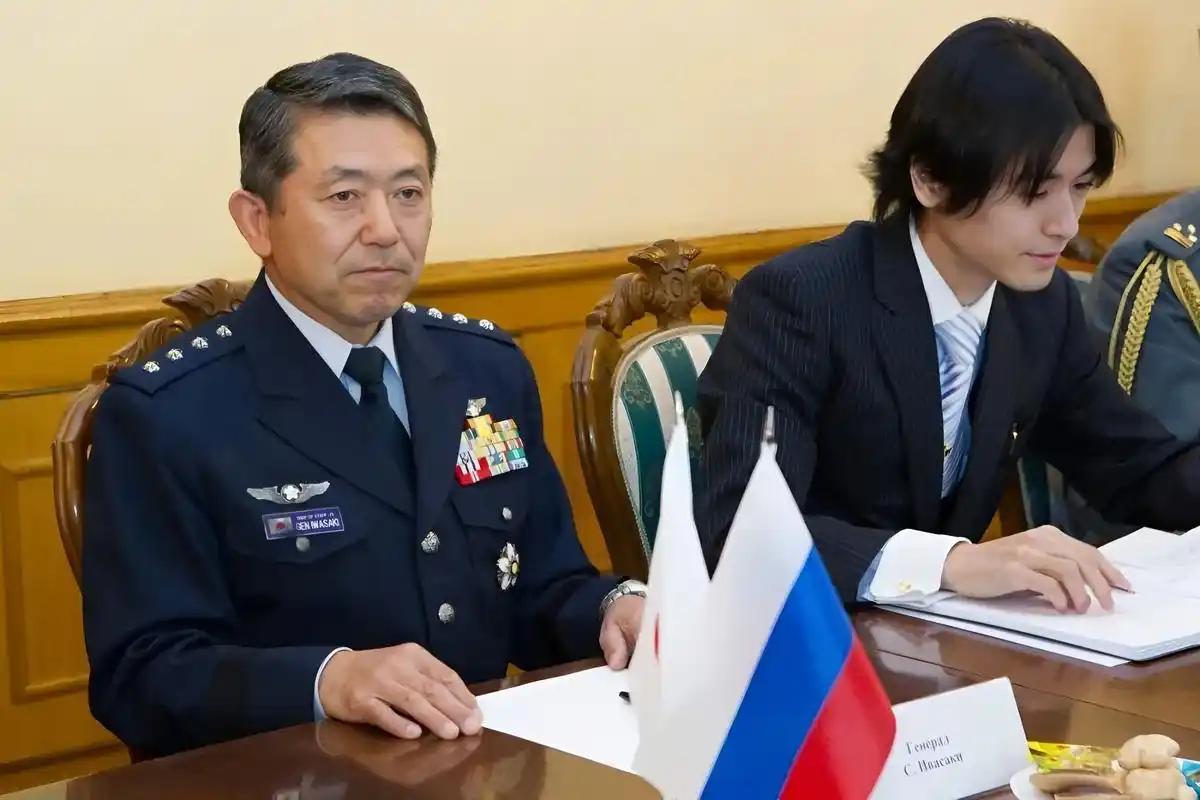 直接出手！对岩崎茂在中国境内的1.2亿资产下了冻结令。他在上海黄浦江边的