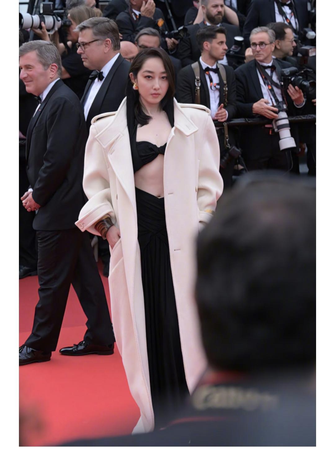 蒋梦婕，这大衣太显肩宽了。