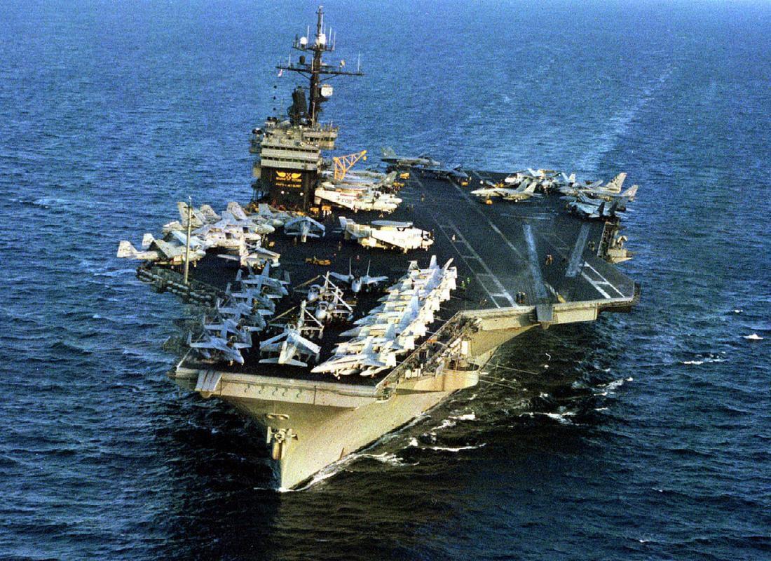 伊朗向美军“林肯”号航母发射四枚弹道导弹根据伊朗伊斯兰革命卫队公共关系部发布的