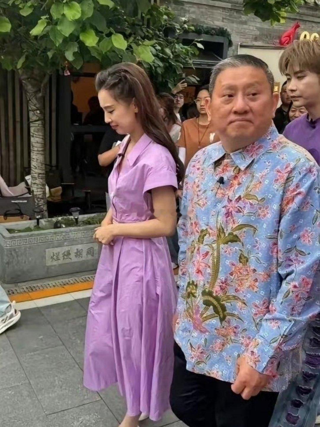 线下看到黄圣依直接幻灭了，骨瘦如柴容颜沧桑，根本没网上吹得那么美​​​