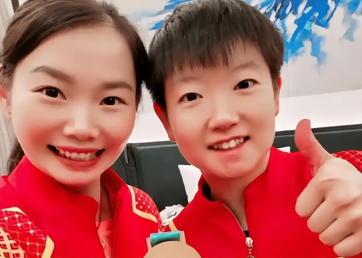 恭喜何卓佳替孙颖莎增添一块银牌。何卓佳技术全面，右手横拍，正手反胶以及