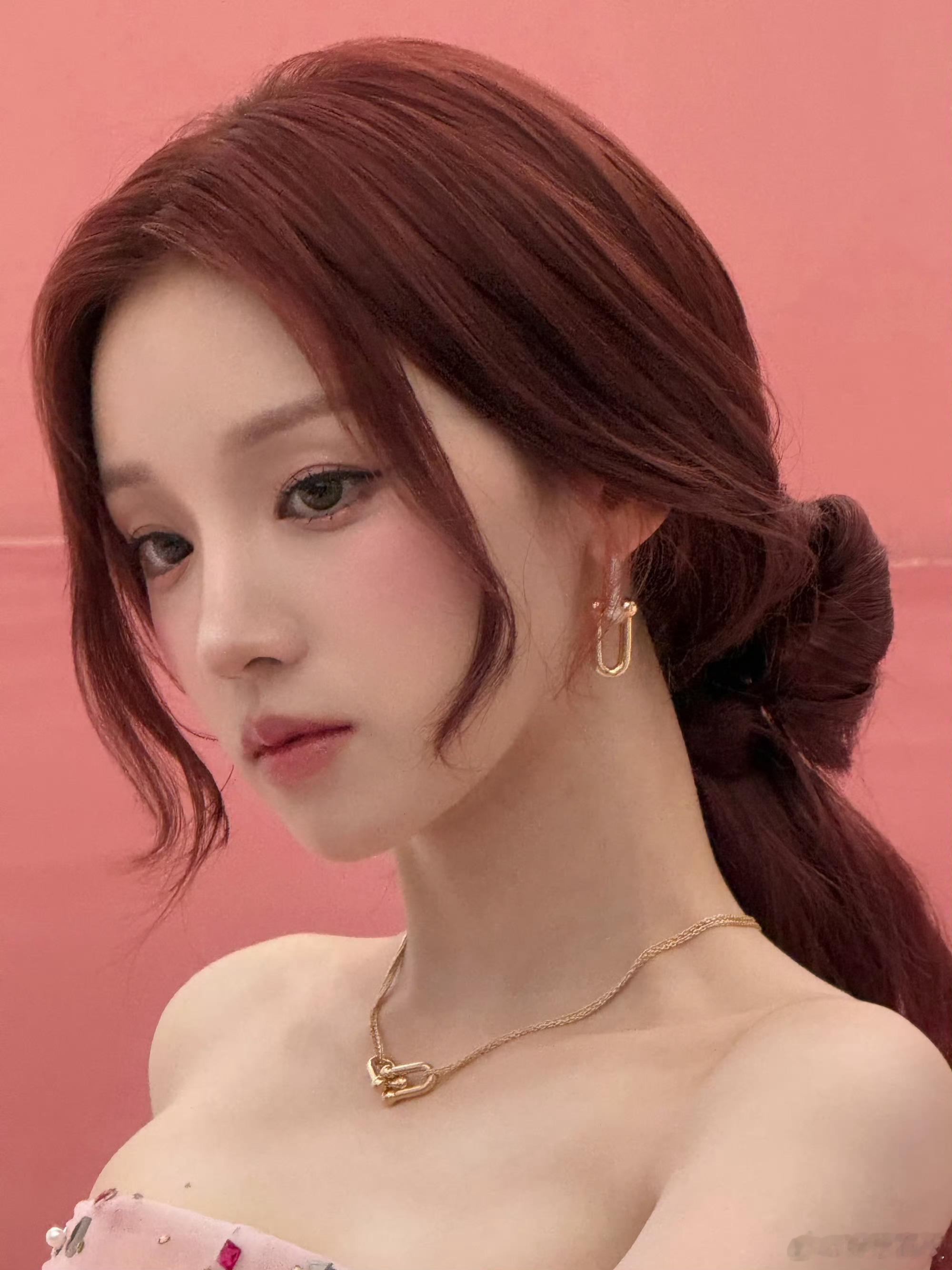 宋雨琦真芭比来的这组红棕发造型也太绝了～低马尾配抹胸裙，甜辣感直接拉满！这颜值