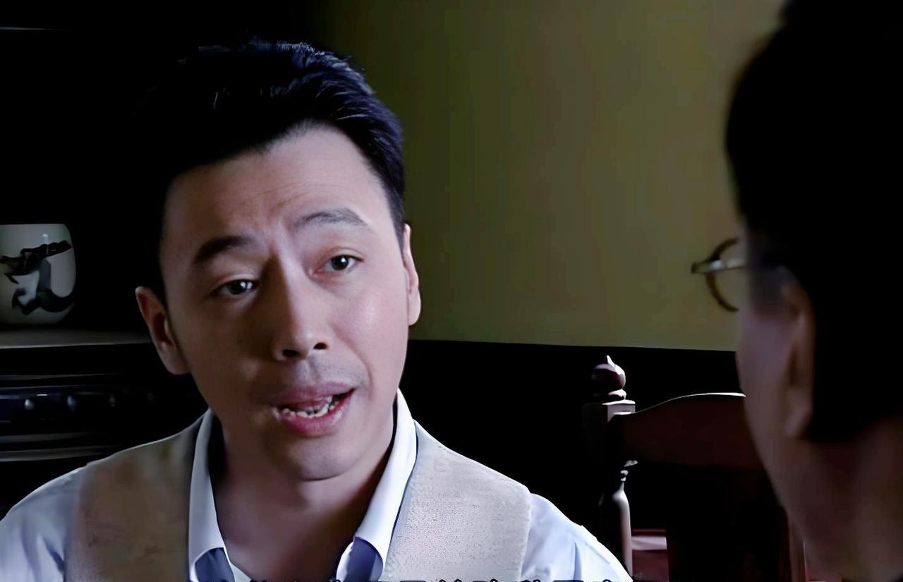 最近重温《潜伏》，突然发现最让人脊背发凉的不是余则成的谍战手段，而是那个满嘴跑火