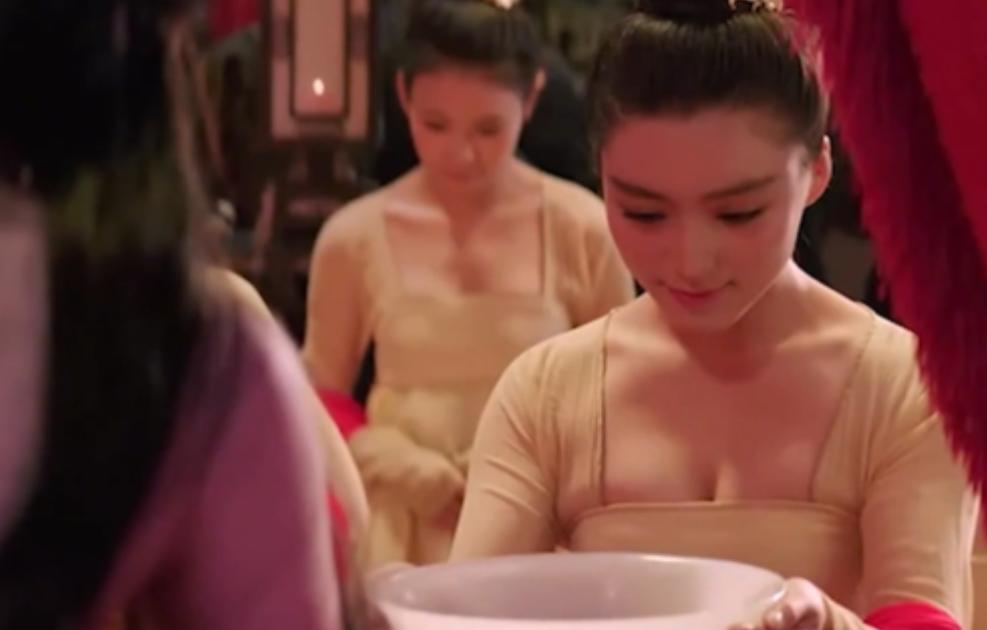 古代夫妻就寝时，通房丫鬟必须守在一旁，看着主人睡觉入眠，难道她们就不尴尬吗?真实