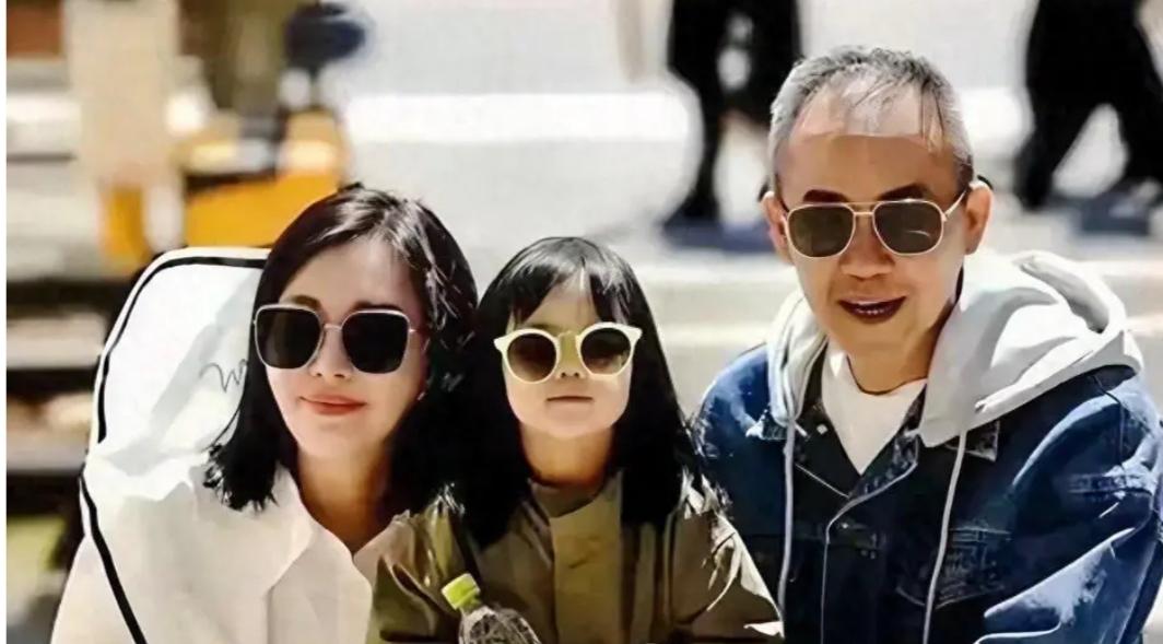 王石的家庭关系有多“烧脑”？46岁的大女儿，6岁的小女儿，还有一位比大女儿还小一