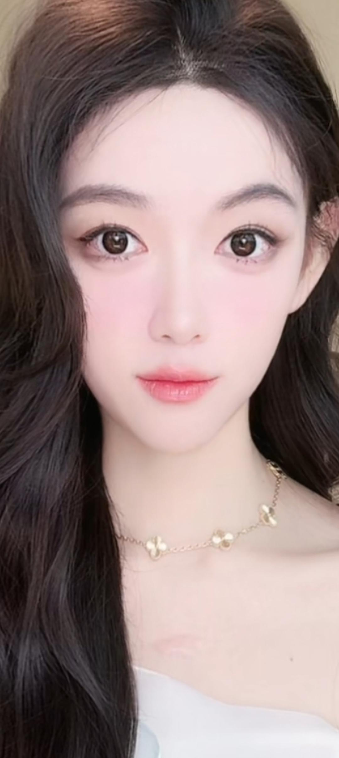 这姑娘看着真温柔，好漂亮！