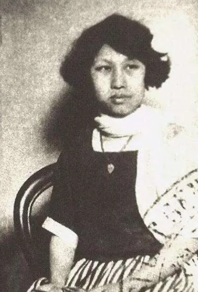 1908年，亲舅舅带着13岁的潘玉良来到青楼，想将她卖给青楼抵债。但是，老鸨看着
