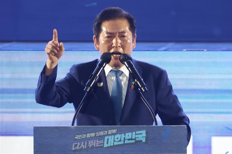 韩国政坛一夜变天，李在明遇上真的对手了？6月24日，执政党共同民主党的党首郑