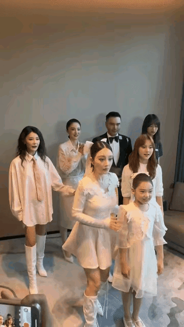 如果老爸贾跃亭没破产，甘薇女儿和甜馨儿，小酒窝一起跳舞，一定不会站在那么尴尬的位