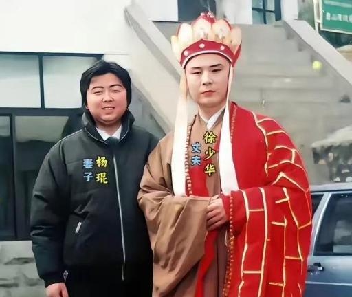 以前的审美和现在不同，喜欢国字脸和月盘脸，徐少华和夫人杨琨颇有夫妻相。现在的审