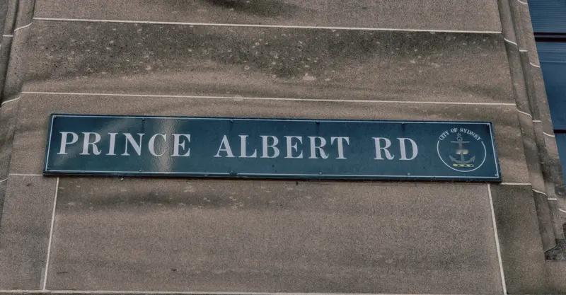 安德鲁事件的双重镜像：个人丑闻与制度性庇护的博弈——从爱泼斯坦豪宅到王室寝宫的空