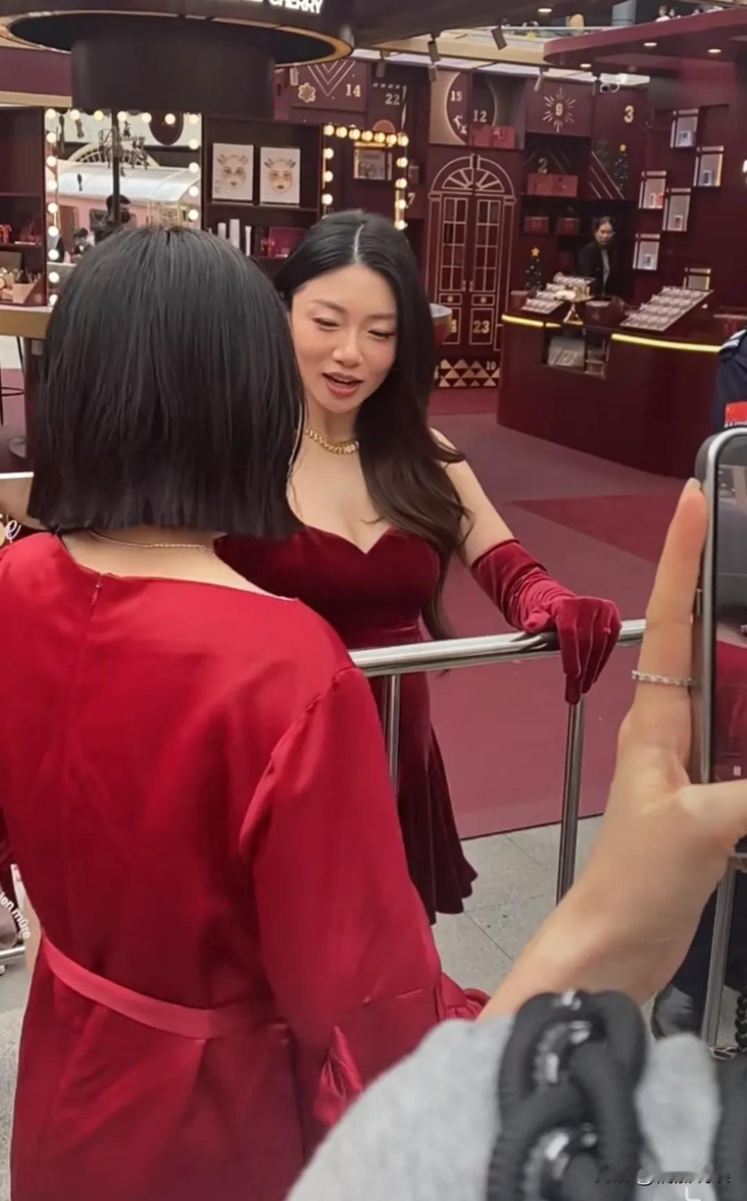 程晓玥现身香港，穿着一身酒红色低胸孕妇裙，胳膊上戴着同色手套。她长发披肩，脸庞