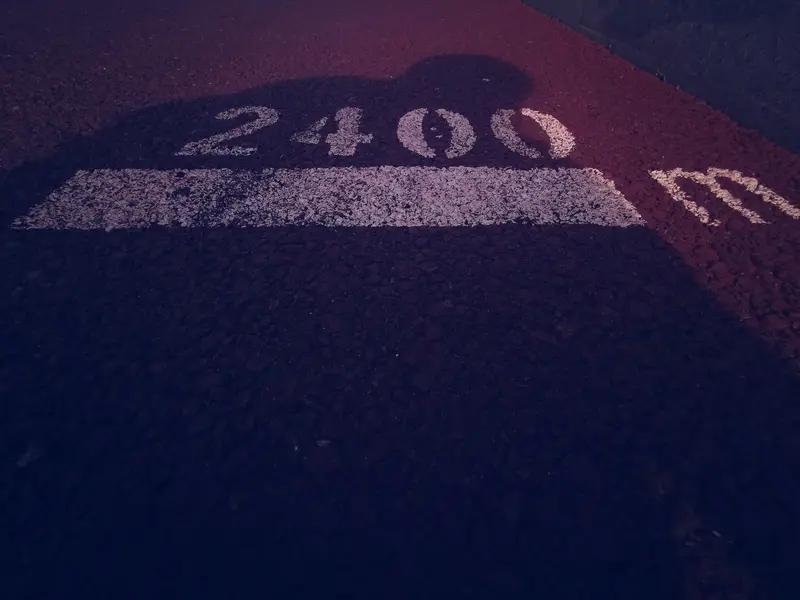 跑步十公里所需时间因人而异。普通初级跑者，每公里配速大概在6分30秒到7分30秒